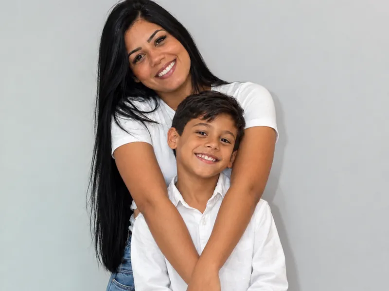 Jéssica abraçando o filho Ravi